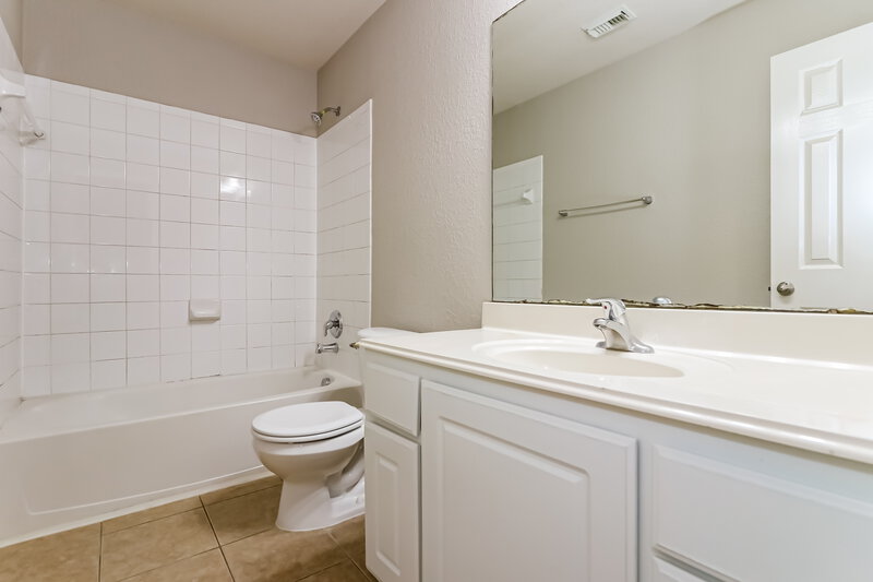 2,135/Mo, 13007 Fenland Field Ln Houston, TX 77047 Bathroom View