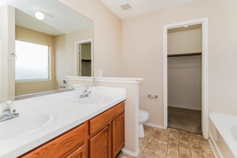 1,860/Mo, 2122 Pine Croft Dr Humble, TX 77396 Main Bathroom View