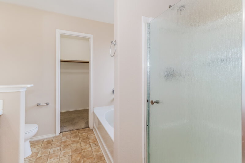 1,860/Mo, 2122 Pine Croft Dr Humble, TX 77396 Main Bathroom View 2