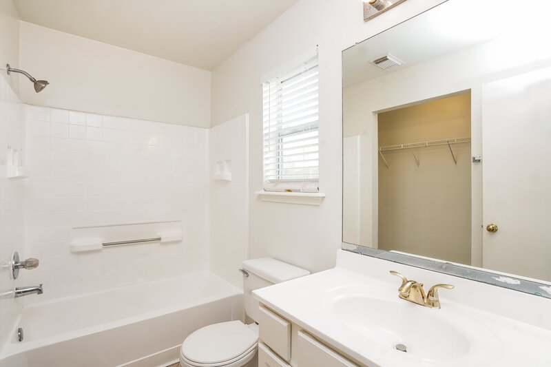 1,705/Mo, 7331 Parkland Manor Dr Cypress, TX 77433 Main Bathroom View