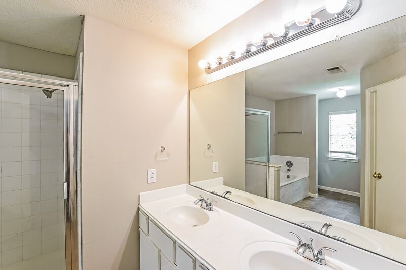 1,990/Mo, 4606 Serenity Trl Fresno, TX 77545 Main Bathroom View