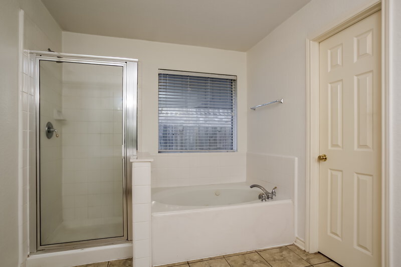1,935/Mo, 19719 Faye Oaks Ct Humble, TX 77346 Main Bathroom View