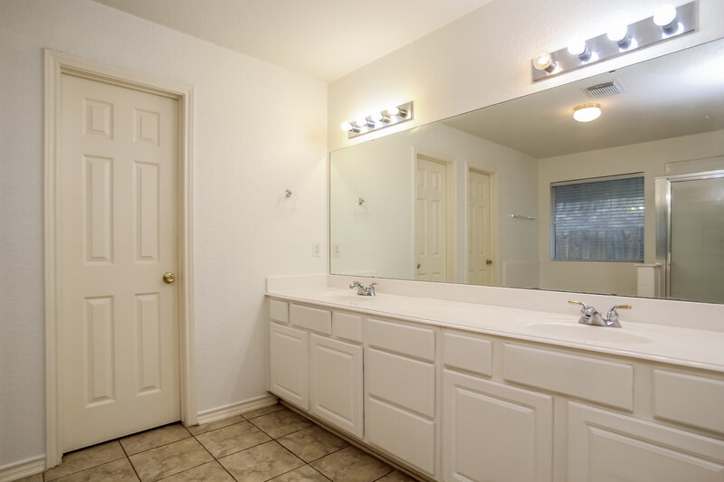 1,935/Mo, 19719 Faye Oaks Ct Humble, TX 77346 Main Bathroom View 2