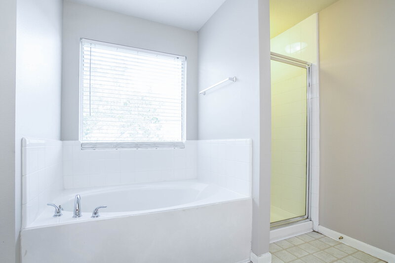 2,220/Mo, 4906 Woodland Meadows Ln Humble, TX 77346 Master Bathroom View 2