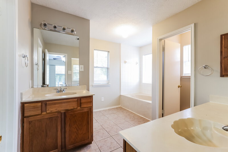1,915/Mo, 3810 Village Well Dr Humble, TX 77396 Main Bathroom View 2