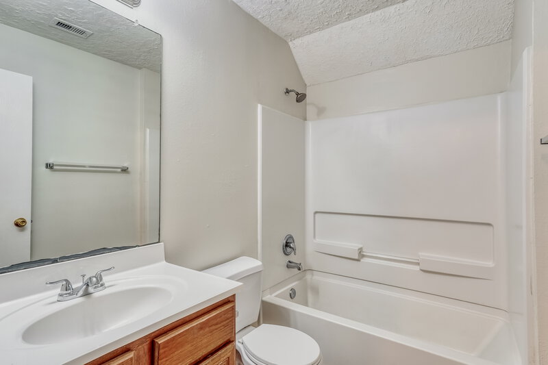 1,860/Mo, 4838 Montclair Hill Ln Fresno, TX 77545 Bathroom View 2
