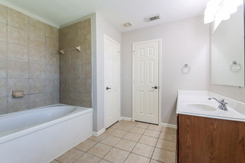 2,220/Mo, 29422 Legends Glen Dr Spring, TX 77386 Main Bathroom View