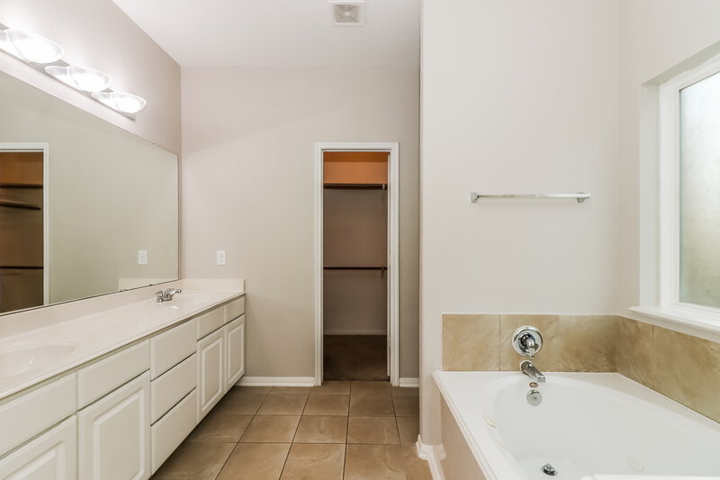 2,240/Mo, 14807 Waverly Hill Ln Cypress, TX 77429 Main Bathroom View