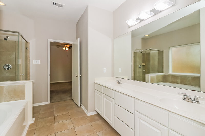 2,240/Mo, 14807 Waverly Hill Ln Cypress, TX 77429 Main Bathroom View 2