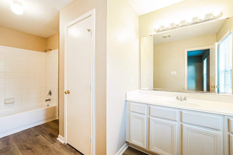 1,980/Mo, 8019 Scarlet Tanager Dr Humble, TX 77396 Main Bathroom View