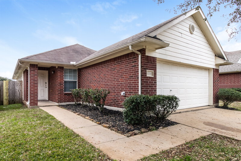 2,110/Mo, 14226 Brunswick Point Ln Houston, TX 77047 Front View 2