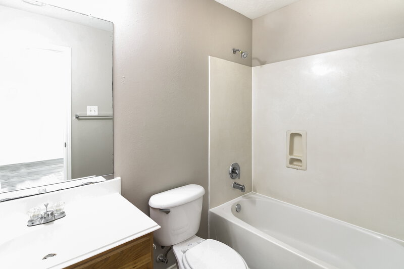 2,110/Mo, 14226 Brunswick Point Ln Houston, TX 77047 Main Bathroom View