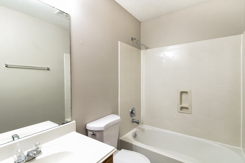 2,110/Mo, 14226 Brunswick Point Ln Houston, TX 77047 Bathroom View
