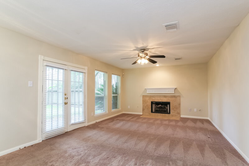 2,190/Mo, 20914 Lake Park Trl Humble, TX 77346 Living Room View 2