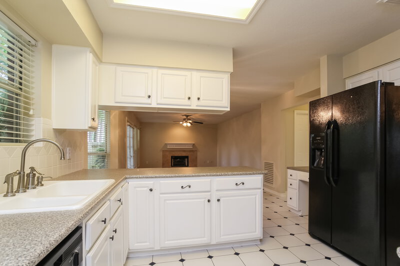 2,190/Mo, 20914 Lake Park Trl Humble, TX 77346 Kitchen View 2