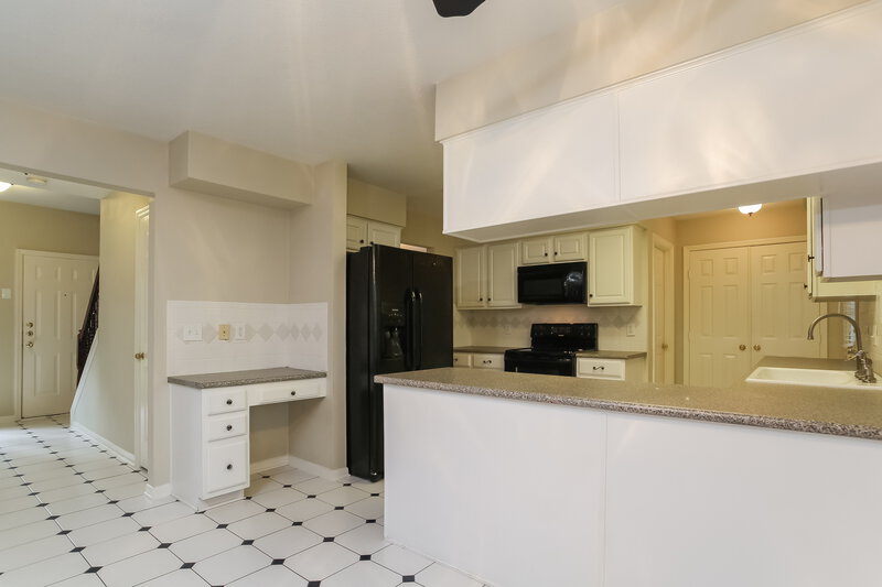 2,190/Mo, 20914 Lake Park Trl Humble, TX 77346 Kitchen View 3