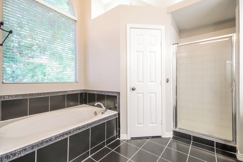 2,400/Mo, 20914 Lake Park Trl Humble, TX 77346 Main Bathroom View