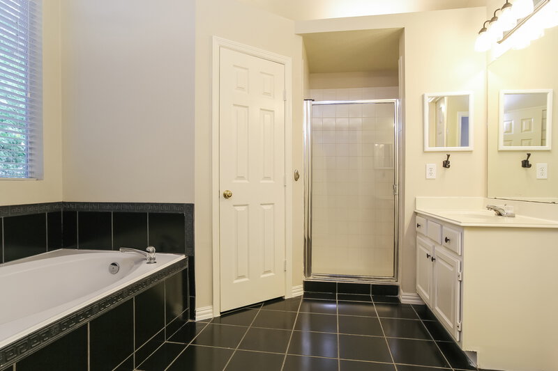 2,190/Mo, 20914 Lake Park Trl Humble, TX 77346 Master Bathroom View 2