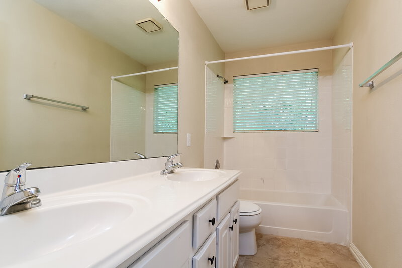 2,190/Mo, 20914 Lake Park Trl Humble, TX 77346 Bathroom View