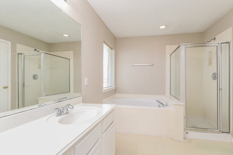 2,200/Mo, 5231 Timber Quail Dr Humble, TX 77346 Main Bathroom View