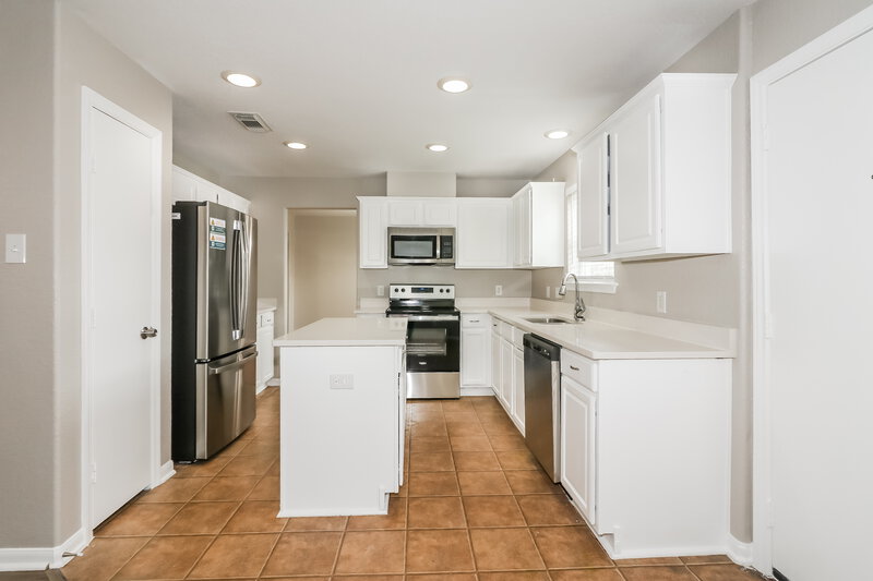 2,020/Mo, 13214 Montclair Point Ct Houston, TX 77047 Kitchen View