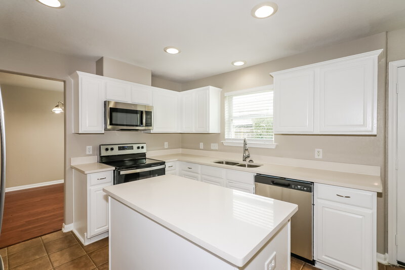 2,020/Mo, 13214 Montclair Point Ct Houston, TX 77047 Kitchen View 2