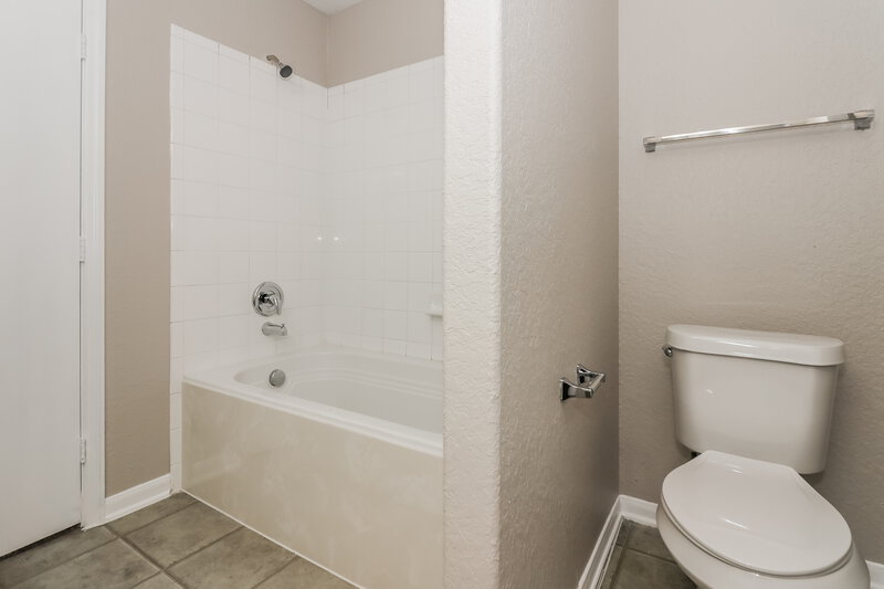 2,020/Mo, 13214 Montclair Point Ct Houston, TX 77047 Main Bathroom View 2