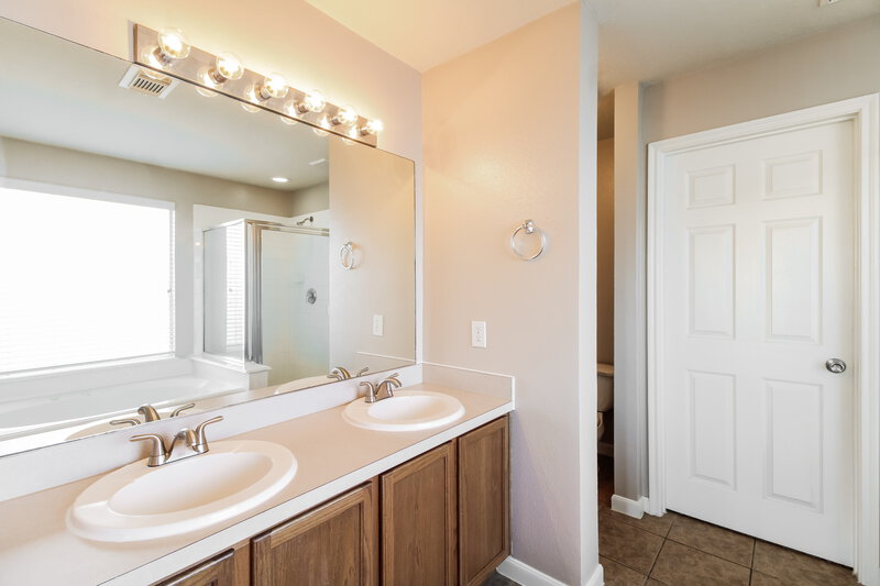 3,080/Mo, 18311 Valiant Brook Ct Humble, TX 77346 Main Bathroom View