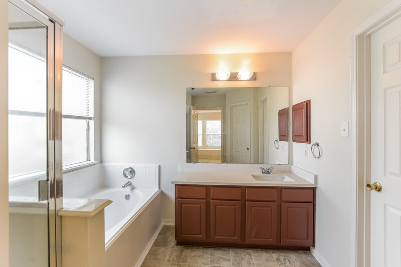 2,220/Mo, 12226 Carriage Oak Cir Humble, TX 77346 Main Bathroom View