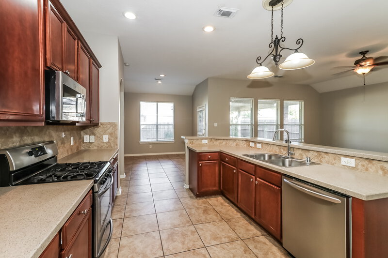 2,515/Mo, 805 Hallmark Oak St Seabrook, TX 77586 Kitchen View 2
