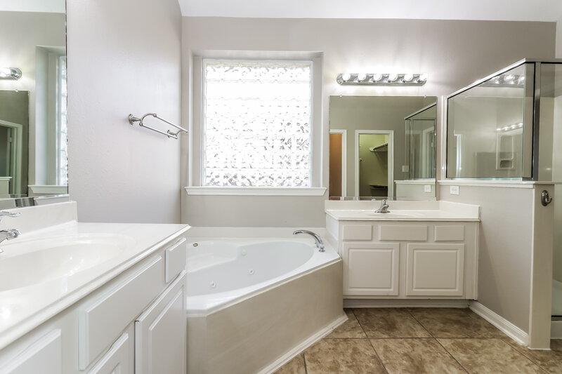 2,515/Mo, 805 Hallmark Oak St Seabrook, TX 77586 Main Bathroom View 2