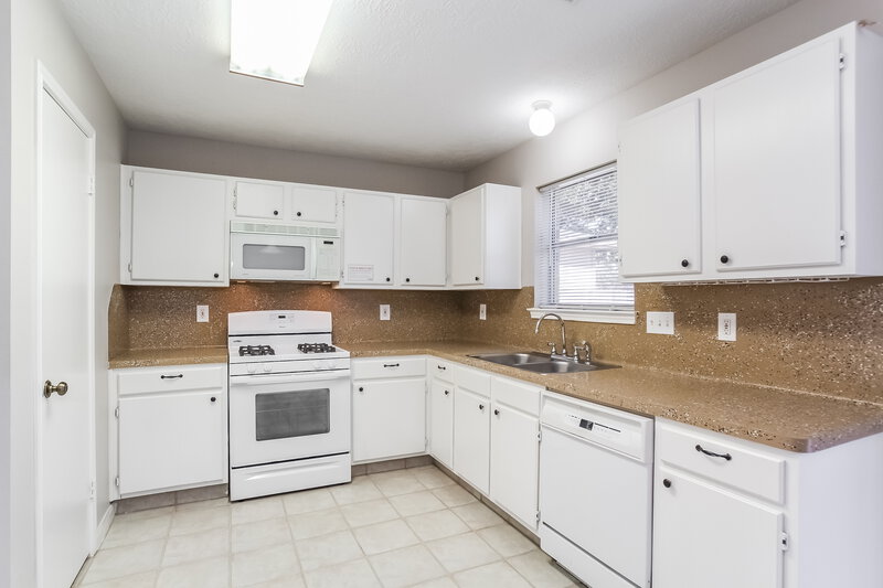 2,920/Mo, 12614 Pine Bush Dr Houston, TX 77070 Kitchen View 2