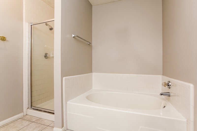 2,920/Mo, 12614 Pine Bush Dr Houston, TX 77070 Main Bathroom View 2