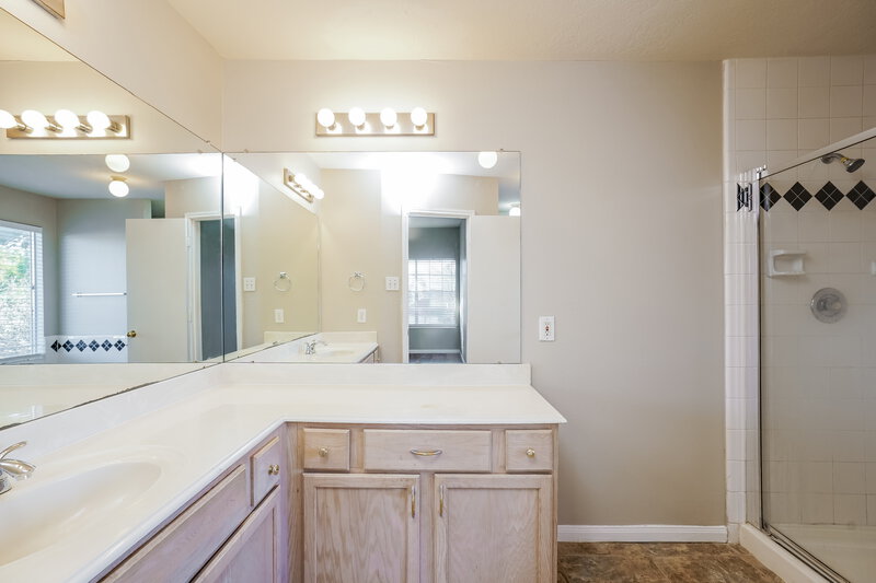 1,995/Mo, 17618 Coventry Oaks Dr Houston, TX 77084 Main Bathroom View