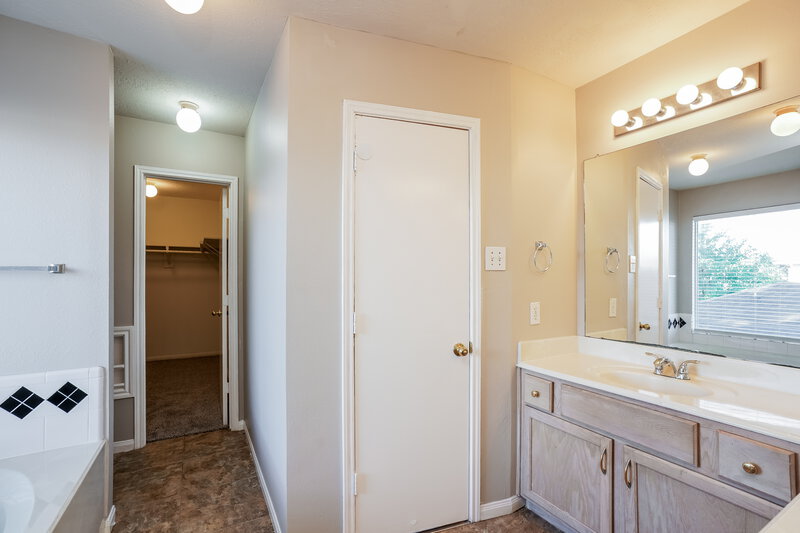 1,995/Mo, 17618 Coventry Oaks Dr Houston, TX 77084 Main Bathroom View 2