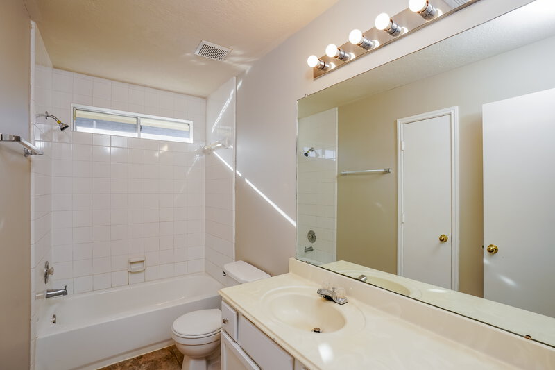 1,995/Mo, 17618 Coventry Oaks Dr Houston, TX 77084 Bathroom View