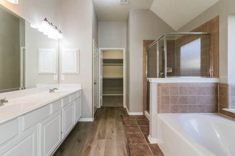 2,325/Mo, 3951 Eastland Lake Dr Richmond, TX 77406 Main Bathroom View