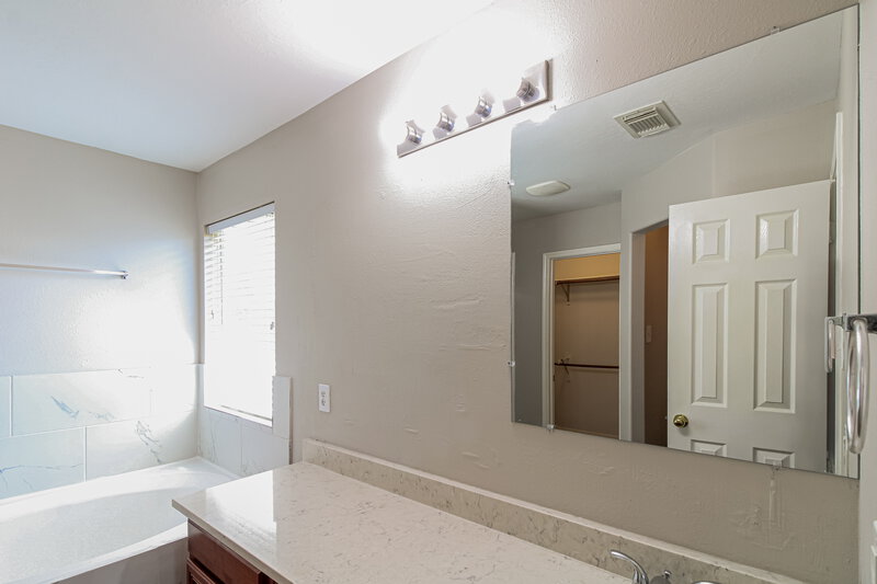 2,260/Mo, 14210 Noahs Landing Ln Houston, TX 77047 Main Bathroom View