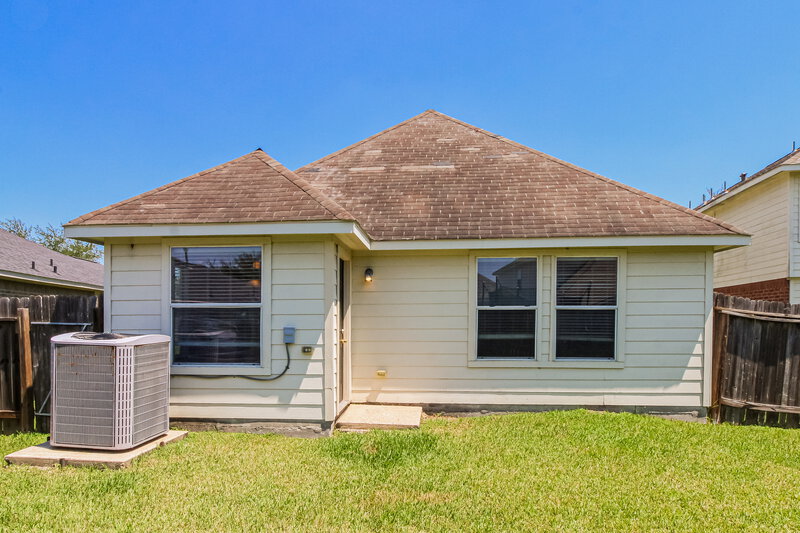 2,260/Mo, 14210 Noahs Landing Ln Houston, TX 77047 Rear View