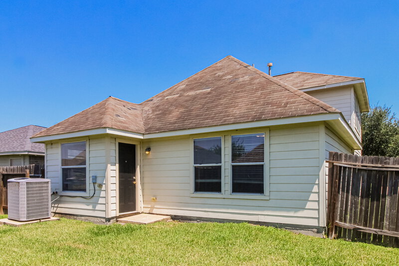2,260/Mo, 14210 Noahs Landing Ln Houston, TX 77047 Rear View 2