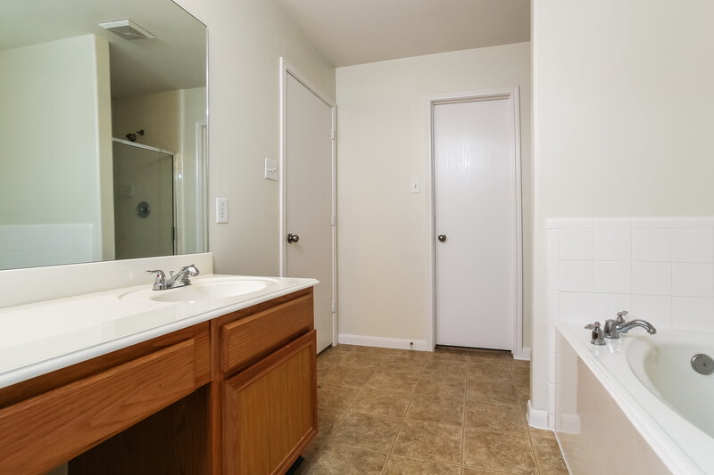 2,195/Mo, 18439 Atascocita Meadows Dr Humble, TX 77346 Master Bathroom View