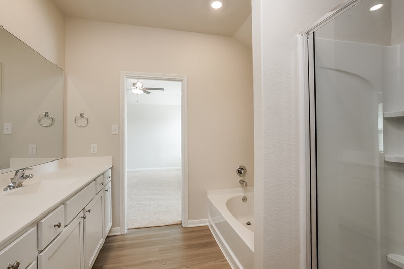 2,090/Mo, 412 Cordova Cliff Dr Katy, TX 77493 Main Bathroom View 2