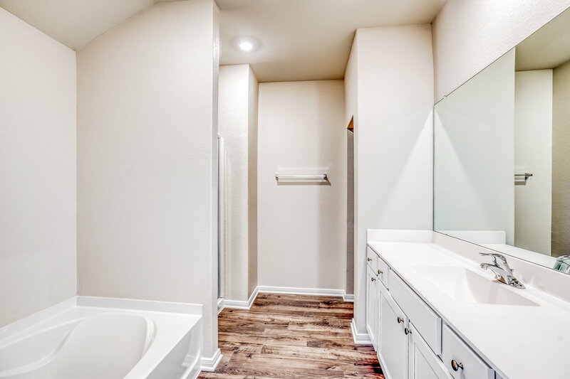 1,985/Mo, 400 Lynn Lotus Dr Katy, TX 77493 Main Bathroom View
