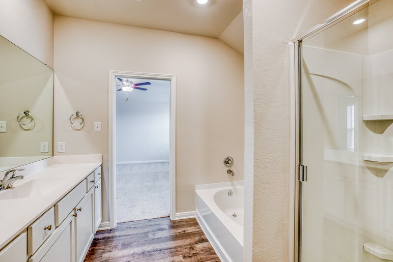 1,985/Mo, 400 Lynn Lotus Dr Katy, TX 77493 Main Bathroom View 2