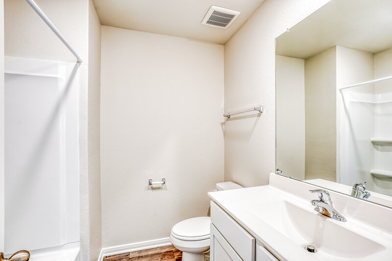 1,985/Mo, 400 Lynn Lotus Dr Katy, TX 77493 Bathroom View