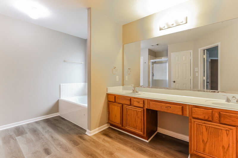 2,385/Mo, 3311 Manor Tree Ln Houston, TX 77068 Main Bathroom View