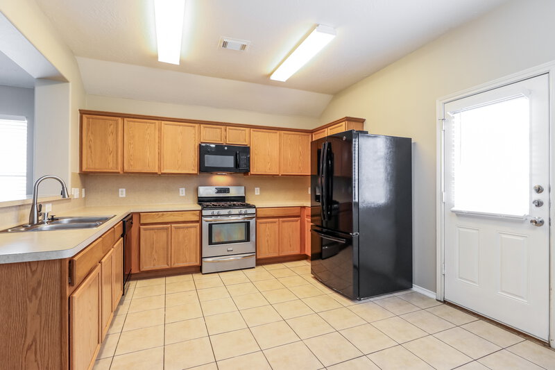 1,840/Mo, 8707 Farm Ridge Ln Humble, TX 77338 Kitchen View 2