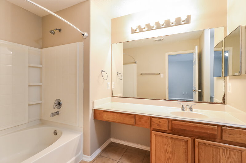 1,840/Mo, 8707 Farm Ridge Ln Humble, TX 77338 Main Bathroom View