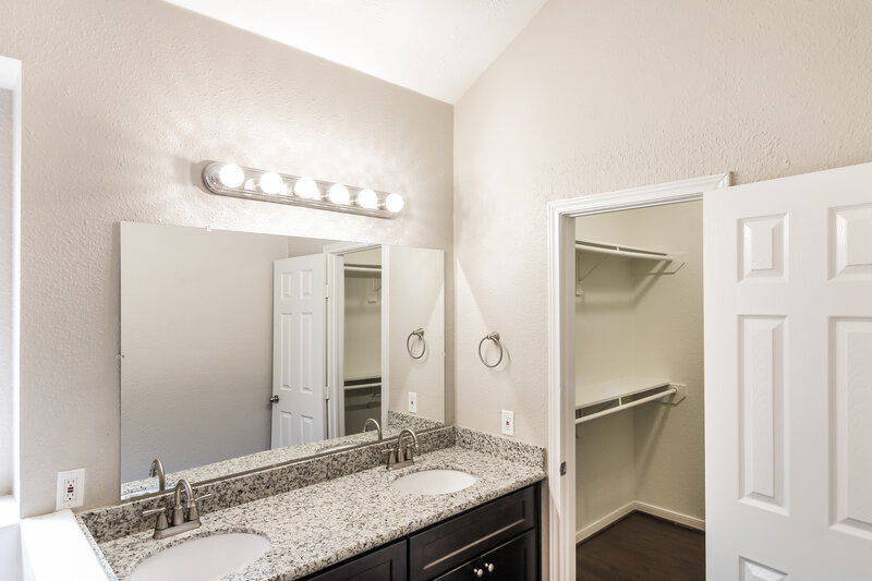 2,160/Mo, 25319 Laurel Green St Spring, TX 77373 Main Bathroom View