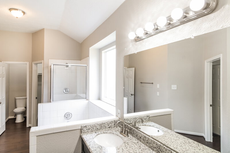 2,160/Mo, 25319 Laurel Green St Spring, TX 77373 Main Bathroom View 2